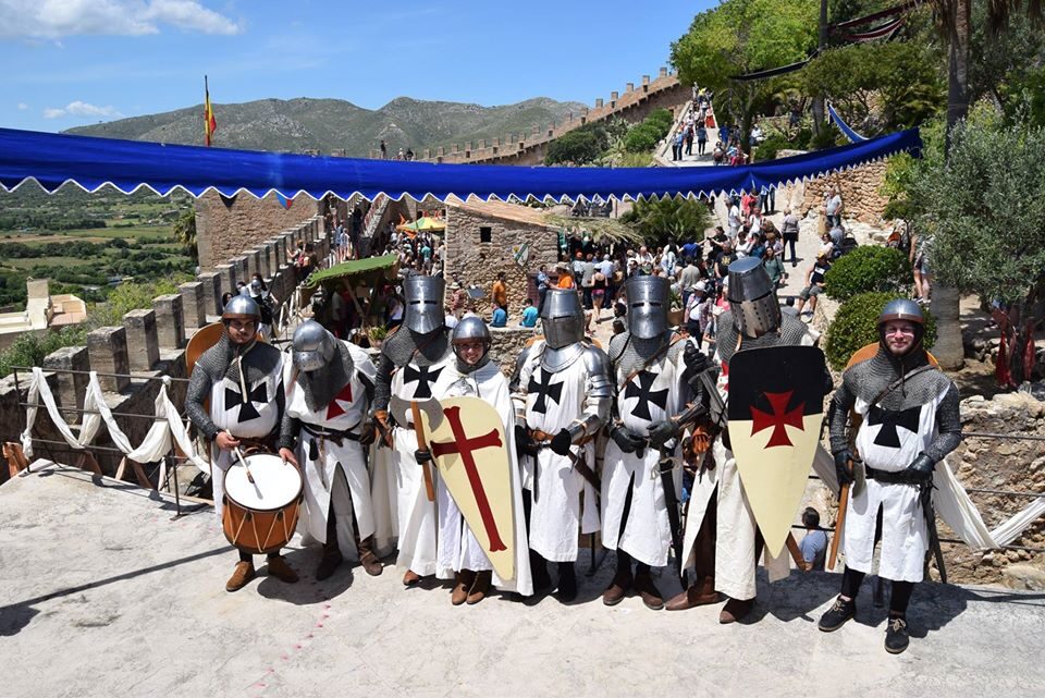 Formació de cavallers amb escuts creuats a la murada del castell de Capdepera