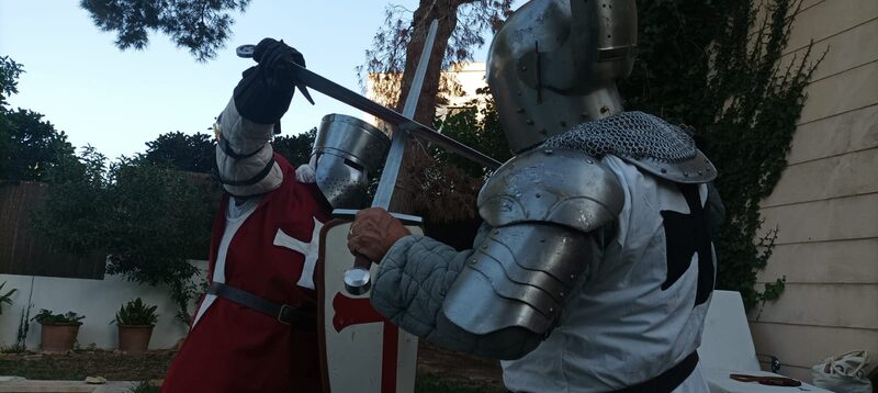 Dos combatents amb cota de malla i elm creuen espases durant un entrenament.