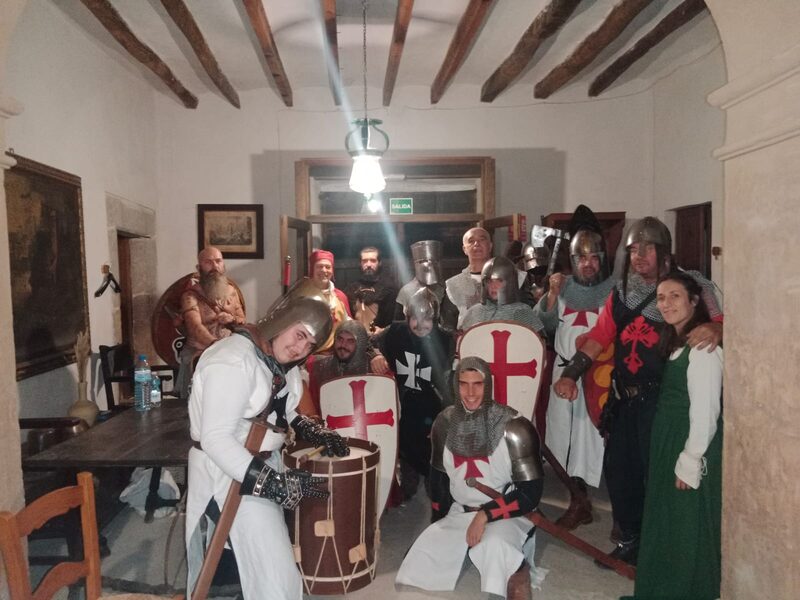 Retrat de grup al final d'una jornada, tot l'equip reunit en una sala amb bigues de fusta.