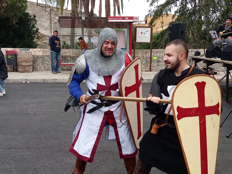 Combat a peu amb llança i escuts pintats amb creu, davant de públic a Mancor de la Vall.