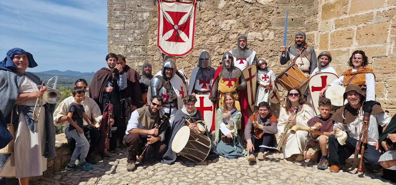 Recreadors de Milites Maioricarum amb xeremiers i cavallers templers davant el castell de Capdepera.